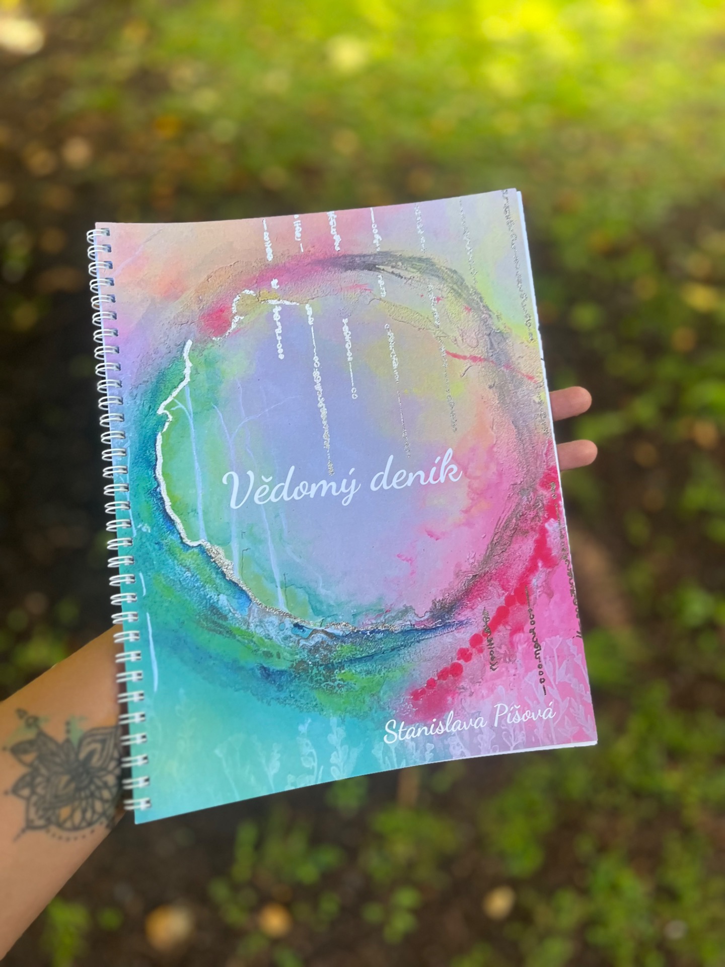 Vítej v prostoru, kde se čas zpomaluje a vše, co jsi, dostává prostor zazářit.   Tento deník není jen místem pro slova – je branou k sobě samému. Je to vědomý průvodce tvým vnitřním světem, který ti pomůže odložit staré stíny, propustit, co ti už neslouží, a otevřít se všemu, co tě volá a co si skutečně přeješ žít. Každý zápis, každé nadechnutí s perem v ruce tě přibližuje blíž k sobě – k tvé pravdě, ke tvé duši.   Společně se vydáme na cestu, kde můžeš najít svého ochránce – silové zvíře, které tě povede a podrží. Vytvoříš si vlastní zvířecí mandaly, které nejsou jen krásou pro oko, ale energetickými kódy pro duši.   Každá stránka nese záměr, každá myšlenka má moc proměny. Tento deník je posvátným prostorem, kde tvoříš nejen pro sebe, ale i pro děti a dospělé kolem sebe. Jakou energií jsi ty, takovou energii sdílíš. A právě tím měníš svět – jemně, vědomě a srdcem. Tak se posaď, nadechni, vezmi pero do ruky a nech svou duši mluvit.              Kvalitní tisk 1500,- …pro děti i dospělé, každý ponese světelné kódy a text tvé duše, každý kus je výjimečný a originální, jako ty.   Pojďme tvořit své sny právě teď . Co zde najdete: listy přání, naučíte se, jak propustit tíhu a přitáhnout vše, po čem toužíte, energetické obrazy, které vás zavedou do kouzelné energie, meditaci přivolaní silového zvířete, vymalování mandal a spojení se sebou.  Pro objednání pište . Jako dárek dostanete, autorský tisk se vzkazem jen a jen pro tebe.   Co když tento deník rozpustí strachy, úzkosti…vám i vašich dětí?